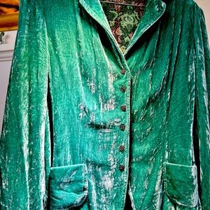 An Elie Tahari soft, feminine fitted velvet  blazer.